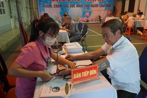 Bệnh viện Y học cổ truyền khám sức khỏe miễn phí cho người cao tuổi trên địa bàn thành phố Lai Châu